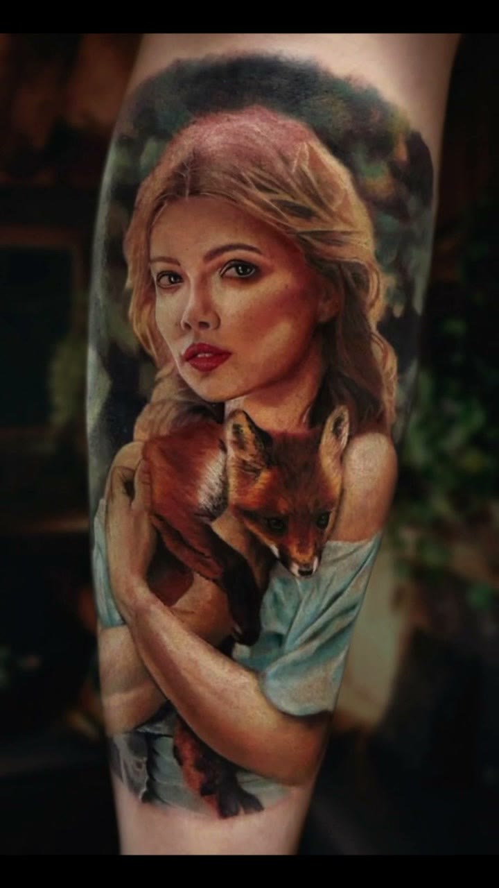 Tatuagem realista colorida, retrato de mulher com raposa no braço