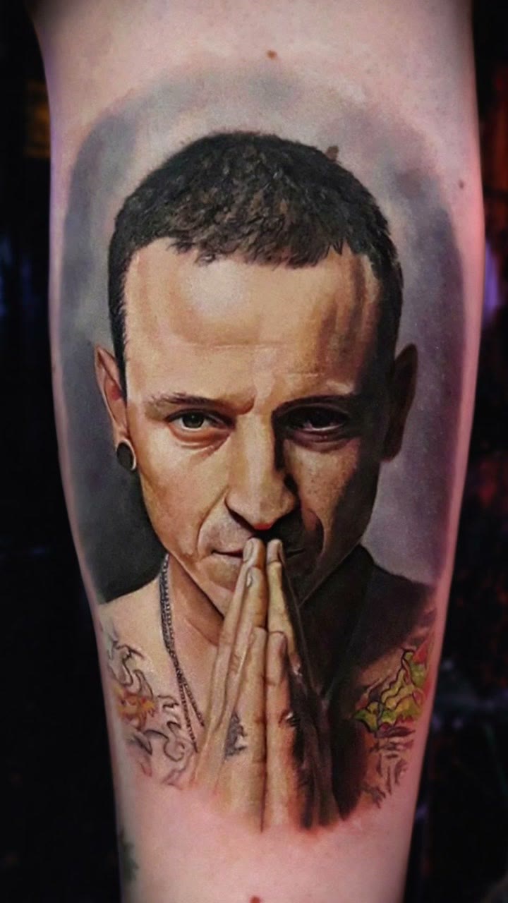 Tatuagem realista, retrato em homenagem no antebraço